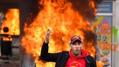 Schwere Krawalle in Paris: Linksextreme fackeln Autos und McDonald’s ab – über hundert Festnahmen