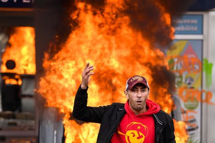 Schwere Krawalle in Paris: Linksextreme fackeln Autos und McDonald’s ab – über hundert Festnahmen
