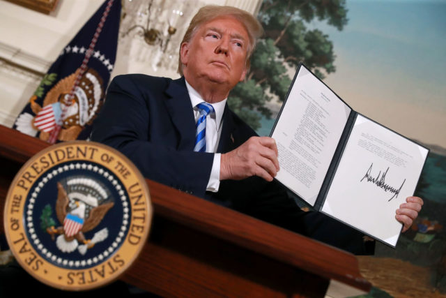 Unterschrift unter das Memorandum, mit dem US-Präsident Trump nach seiner Rede die Sanktionen gegen Iran wieder in Kraft setzte. Foto: Chip Somodevilla/Getty Images