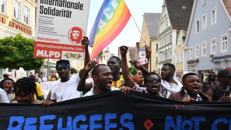 Asylbewerber klagen auf Demo in Ellwangen: „Falsch verhalten hat sich nur die Polizei“