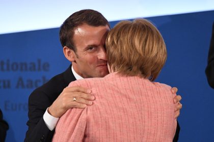 Kanzlerin würdigt „lieben Emmanuel“ bei Karlspreis – Macron attackiert Merkels Europakurs und will mehr Geld für die EU