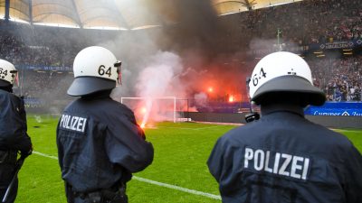 Rauch, Böller, Polizei: HSV-Abschied endet im Chaos – „Wir haben einen Platzsturm verhindern können“