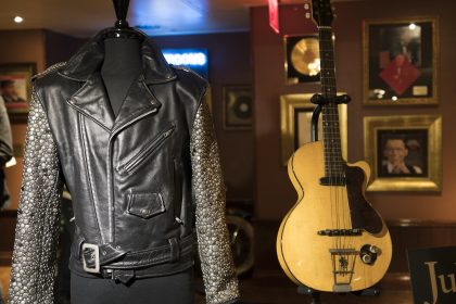 Gitarre von Bob Dylan für fast halbe Million Dollar versteigert