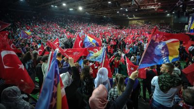 „Allahu Akbar“ und „Sultan Erdogan“-Flaggen: Erdogan wirbt bei umstrittenem Auftritt in Sarajevo um Wählerstimmen