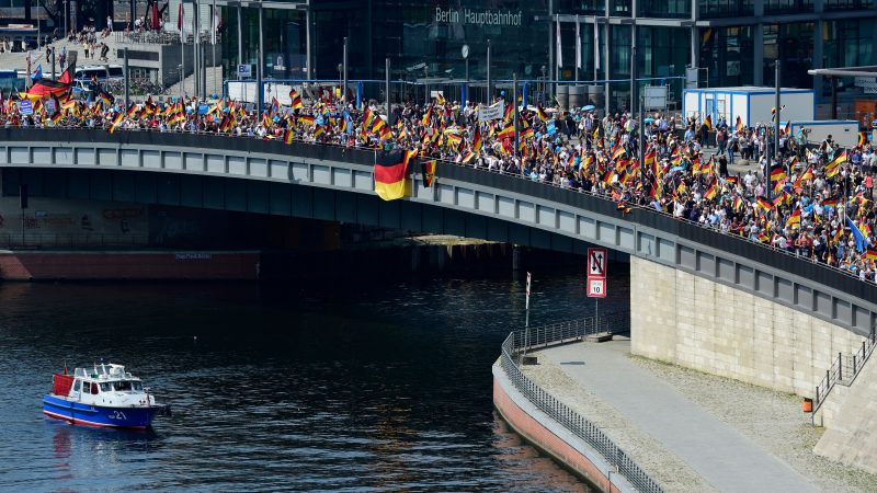 Zusammenfassung Berlin-Proteste – AfD-Anhänger und Gegner sind sich einig: „Nazis raus“
