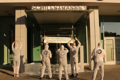Aktivisten verstellen mit Eisblöcken den Eingang der AfD-Bundeszentrale