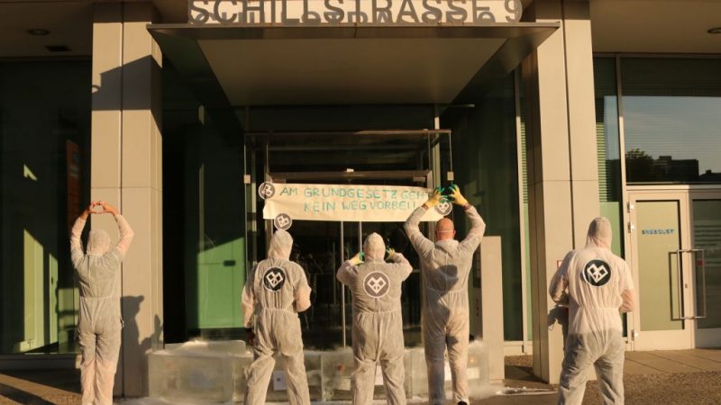 Aktivisten verstellen mit Eisblöcken den Eingang der AfD-Bundeszentrale