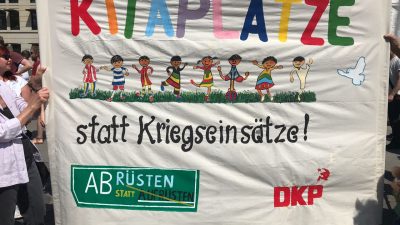 „Kitakrise Berlin“: Rund 3.000 Menschen demonstrieren für mehr Kitas in Berlin