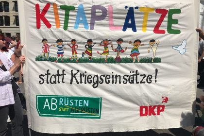 „Kitakrise Berlin“: Rund 3.000 Menschen demonstrieren für mehr Kitas in Berlin