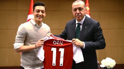 „Mit großem Respekt für meinen Präsidenten“: Scharfe Kritik an Özil und Gündogan nach Auftritt mit Erdogan