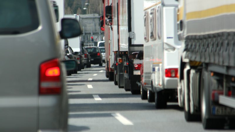 Vorsicht Stau A9 und A1: Hitzeschäden auf Autobahn behindern Verkehr