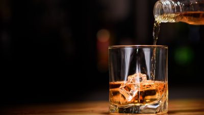 Ein teures Tröpfchen: Whisky-Flasche erzielt bei Auktion fast eine Million Euro