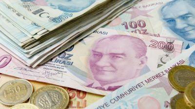 Türkische Lira bricht inmitten von Streit mit den USA massiv ein