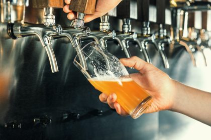Satire sorgt für Verwirrung: Claudia Roth habe gesagt, “ein Verkaufsverbot von Alkohol während des Ramadan” kann sie sich vorstellen