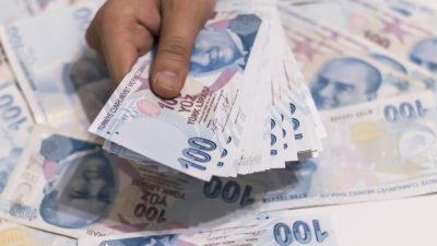 Erdogan: Könnten die, „die Euro und Dollar unter ihren Kopfkissen haben, dieses Geld bitte in Lira investieren?“