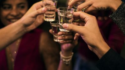 Wiesen-Trinken mit falschen Freunden in Ingersheim: Zwei Mädchen krankenhausreif geprügelt, beraubt und sexuell genötigt