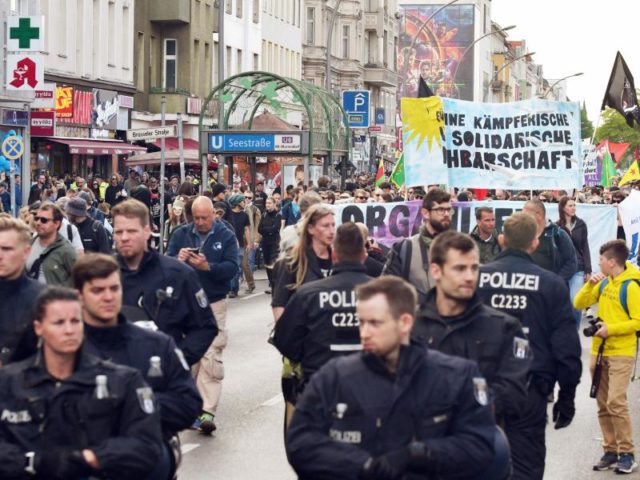 Polizisten sichern am Vorabend des 1. Mai eine Demonstration im Berliner Stadtteil Wedding. Foto: Paul Zinken/dpa