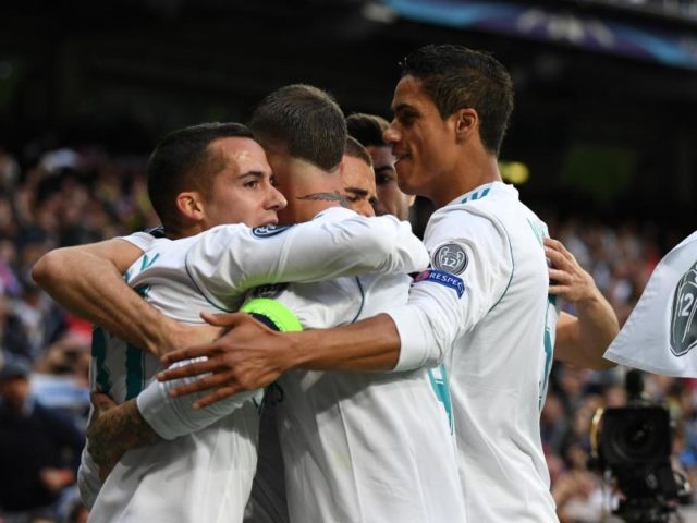 Madrids Spieler bejubeln das Tor zum 1:1 durch Karim Benzema. Foto: Andreas Gebert/dpa