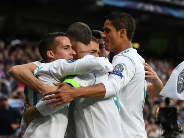 Madrids Spieler bejubeln das Tor zum 1:1 durch Karim Benzema. Foto:&nbsp;Andreas Gebert/dpa