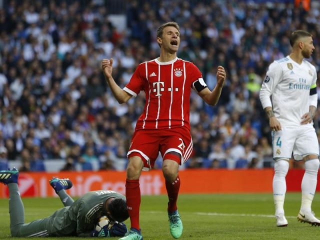 Thomas Müller (M) ärgert sich nach einer verpassten Torchance. Madrids Keeper Keylor Navas (l) ist vor ihm am Ball. Foto: Francisco Seco/AP/dpa
