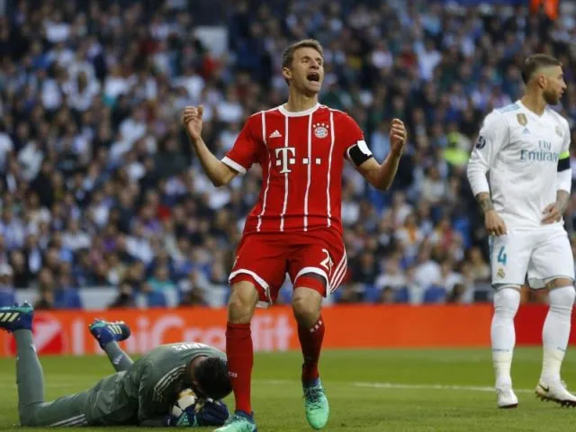 Thomas Müller (M) ärgert sich nach einer&nbsp;verpassten Torchance. Madrids Keeper Keylor Navas (l) ist vor ihm am Ball. Foto: Francisco Seco/AP/dpa