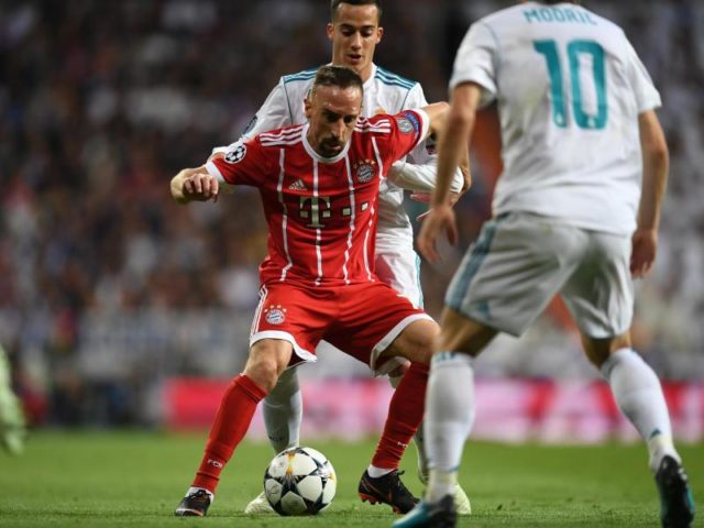 Franck Ribery behauptet sich gegen zwei Spieler von Real Madrid am Ball. Foto: Andreas Gebert/dpa