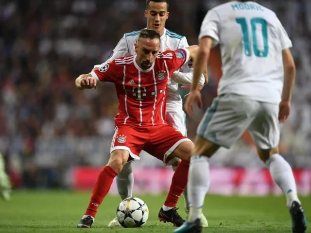 Franck Ribery behauptet sich gegen zwei Spieler von Real Madrid am Ball. Foto: Andreas Gebert/dpa