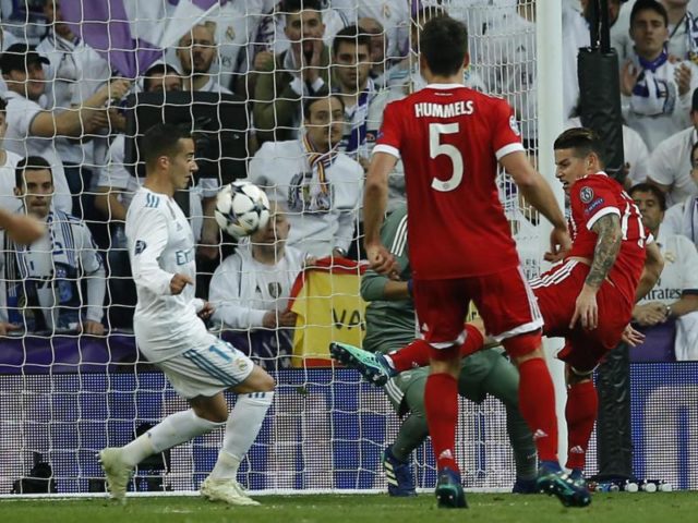 James Rodriguez (r) scheitert mit einem Nachschuss vor dem Tor von Real Madrid. Foto: Paul White/AP/dpa