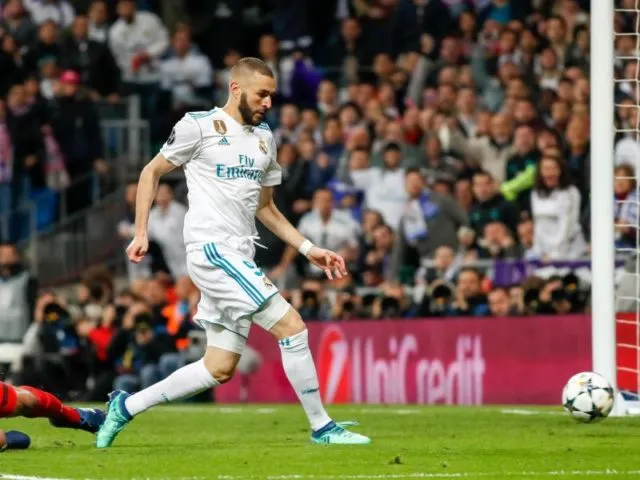 Karim Benzema nutzt einen Fehler von Bayern-Torwart Ulreich und erzielt das 2:1 für Real Madrid. Foto: Oscar J. Barroso/gtres/dpa