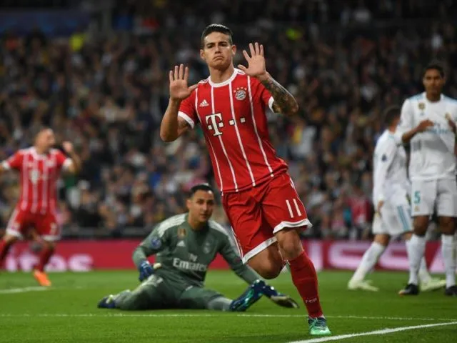 James Rodriguez (vorn) verzichtet nach seinem Treffer zum 2:2 für Bayern München auf den Torjubel. Real-Keeper Keylor Navas sitzt geschlagen am Boden. Foto:&nbsp;Andreas Gebert/dpa