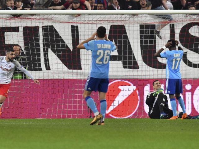 Bouna Sarr (r) von Olympique Marseille fasst sich an den Kopf, nachdem er ein Eigentor zum 2:0 für den FC Salzburg erzielt hat. Foto: Kerstin Joensson/AP/dpa