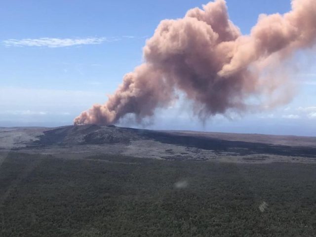 Rauch steigt aus dem Vulkan Kilauea auf. Nach dem Vulkanausbruch auf Hawaii bedroht Lava ein Wohngebiet. Foto: Kevan Kamibayashi/dpa