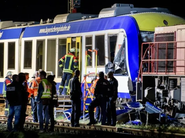 Die kollidierten Züge an einem Gleis nahe dem Bahnhof von Aichach. Foto: Matthias Balk/dpa