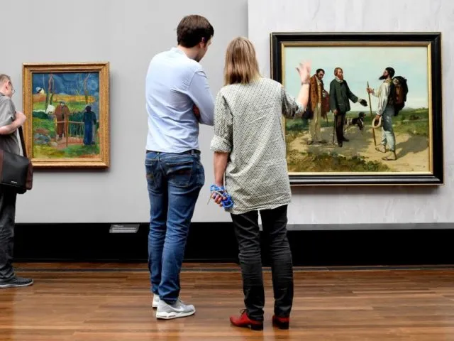 Die Gemälde "Bonjour Monsieur Gauguin (l)" von Paul Gauguin und "Bonjour Monsieur Coubert" von Gustave Coubert in der Alten Nationalgalerie. Foto: Britta Pedersen/dpa