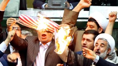 „Tod Amerika“: Iranische Abgeordnete verbrennen US-Flagge im Parlament