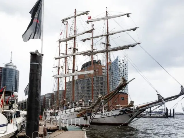 Die Segelschiffe Loth Lorien und Tolkin vor dem Sandtorkai. Foto: Markus Scholz/dpa