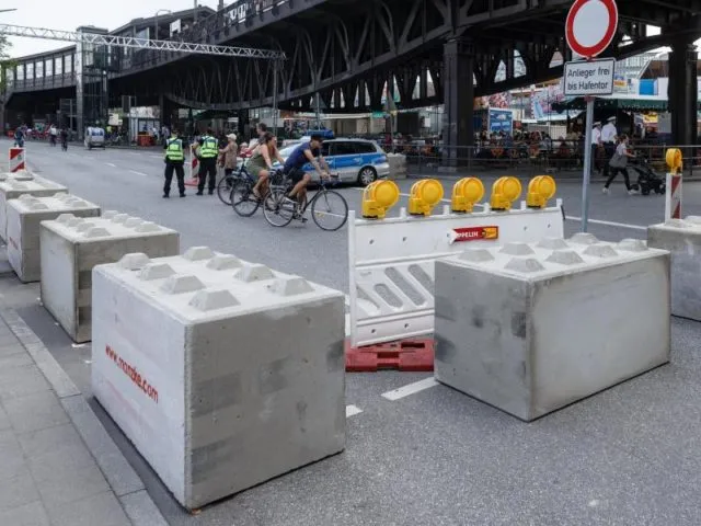 Betonblöcke sichern die Zufahrtstraßen zum Hafengeburtstag. Foto: Markus Scholz/dpa