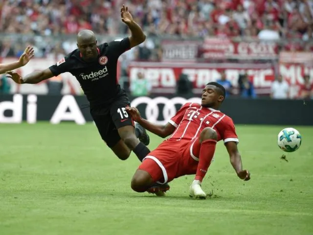Franck Evina (r) bleibt bis mindestens 2021 beim&nbsp;FC Bayern. Foto: Angelika Warmuth/dpa