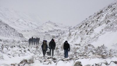 Nepalesische Behörden befreien Mount Everest von drei Tonnen Abfall