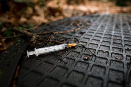 Berlin: Junge (5) tritt auf Spielplatz in HIV-infizierte Spritze