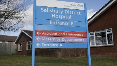 Zwei Menschen nach Kontakt mit „unbekannter Substanz“ in Klinik in Salisbury
