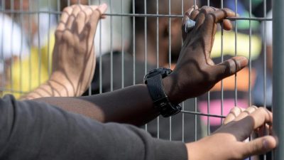 Bundesregierung zieht positive Jahresbilanz der Ankerzentren für „Flüchtlinge“