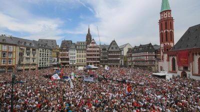 Zehntausende Fans feiern Eintracht Frankfurt