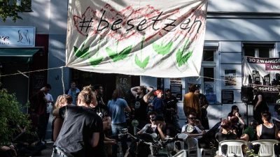 Polizei räumt zwei besetzte Häuser in Berlin – Linke Aktivisten kritisieren Vorgehen der Einsatzkräfte