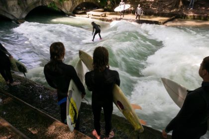 Surfer in Sorge: Eisbachwelle in München ist verschwunden