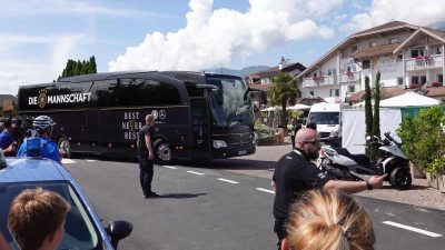 DFB-Team in Eppan empfangen – Touristen sehen nur den Bus