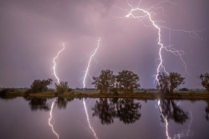 Sturmlinie und Wetterwarnung: Schwergewitter unterwegs von Benelux gen Osten