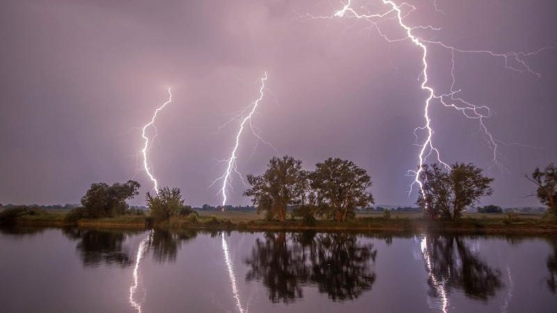 Sturmlinie und Wetterwarnung: Schwergewitter unterwegs von Benelux gen Osten