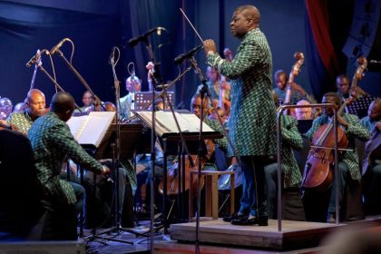 Orchester im Kongo spielt Beethoven und Orff