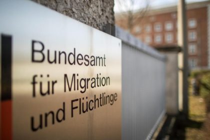 SEK-Einsatz bei Abschiebung in Nürnberg – Fackelwurf auf Polizei bei Bleiberecht-Demo